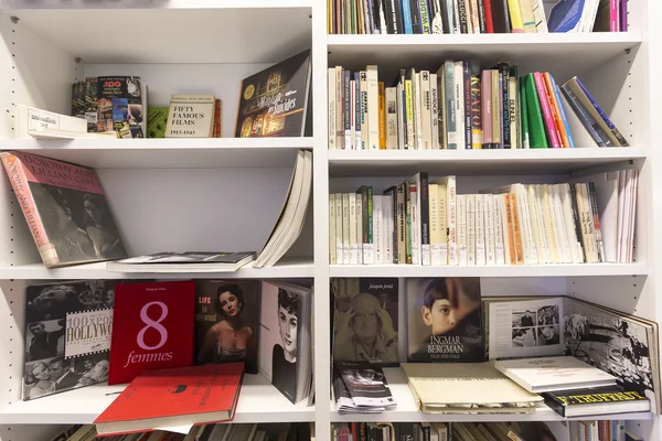 Bücherregale in einer Buchhandlung in Thessaloniki, Griechenland — Stockfoto