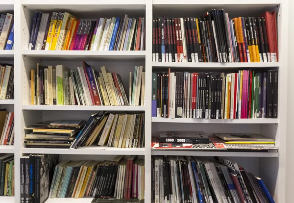 Estanterías en una librería en Tesalónica, Grecia — Foto de Stock