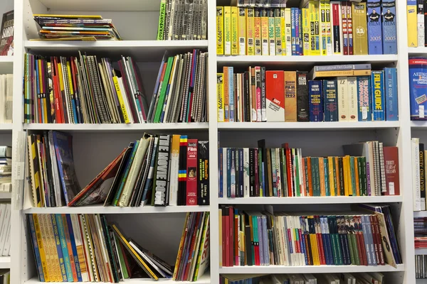 Bookshelves in a bookstore in Thessaloniki, Greece — Stock Photo, Image