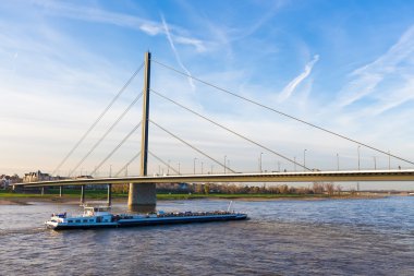 Düsseldorf ityscape akşam Ren Nehri üzerinde