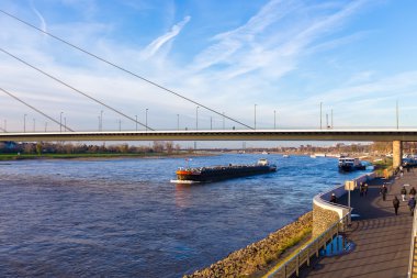 Düsseldorf ityscape akşam Ren Nehri üzerinde
