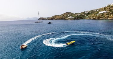 Turistler eğleniyor güzel, şişme deniz taşıtları teknede