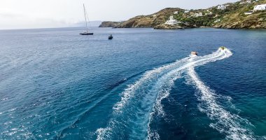 Turistler eğleniyor güzel, şişme deniz taşıtları teknede