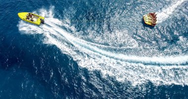 Turistler eğleniyor güzel, şişme deniz taşıtları teknede