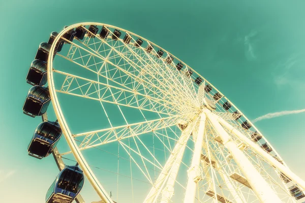 Roue d'attraction Luna Park (mise au point douce). Image croisée f — Photo