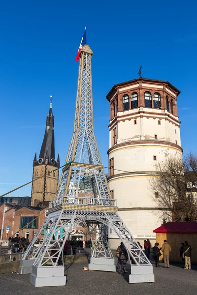 Nachbau des Eiffelturms zur Unterstützung Frankreichs in Düsseldorf, Keim — Stockfoto