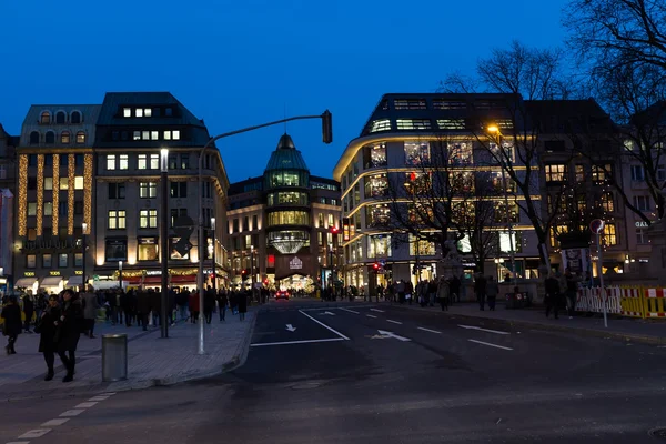 Dusseldorf nachts in Dusseldorf, Duitsland. Dusseldorf is de certificeringsinstantie — Stockfoto