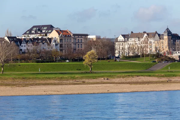 Old houses on the waterfront of the River Rhine in Dusseldorf, G — Stock Photo, Image