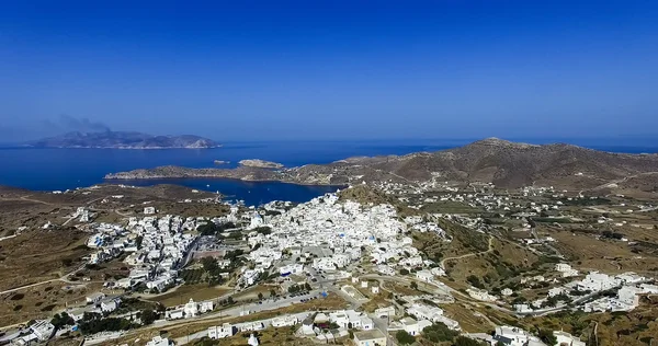 乔拉斯镇，鸟瞰 Ios 爱琴海希腊岛，基克拉迪群岛 — 图库照片