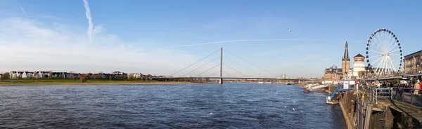 Duesseldorf panorama con il fiume Reno, Germania — Foto Stock