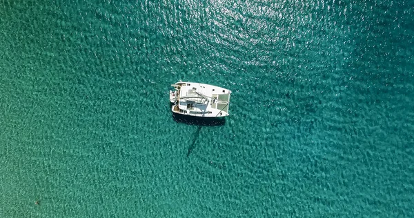 Açık denizde rüzgarlı gün yelken yat şaşırtıcı görünümüne. Drone VI — Stok fotoğraf