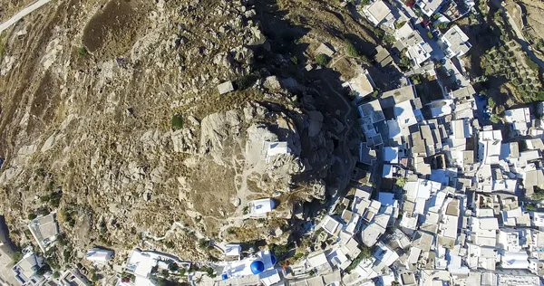 Вид с воздуха на город Хора, остров Иос, Киклады, Эгейское море, Греция — стоковое фото