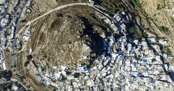 Вид с воздуха на город Хора, остров Иос, Киклады, Эгейское море, Греция — стоковое фото