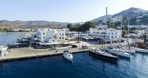 A kikötő és a partján, a görög sziget Ios sziget — Stock Fotó