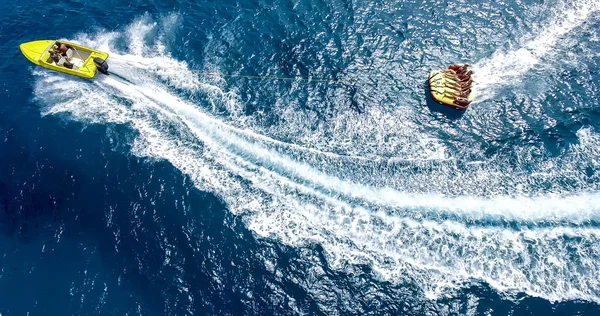 Los turistas se divierten en el barco inflable de la embarcación en el beautif —  Fotos de Stock