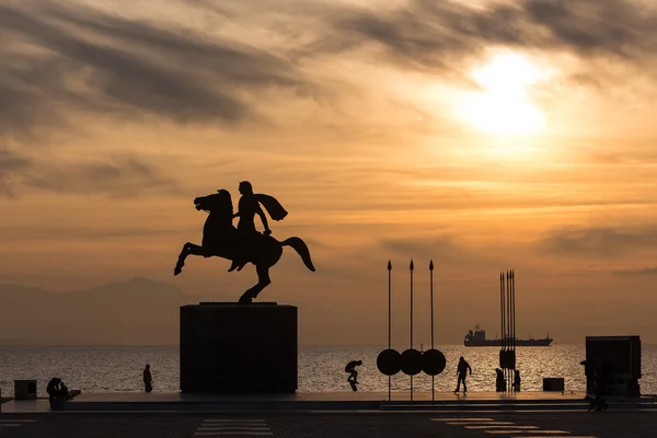 Silhouette Alexanders, der großen Statue bei Sonnenaufgang. thessalonik — Stockfoto