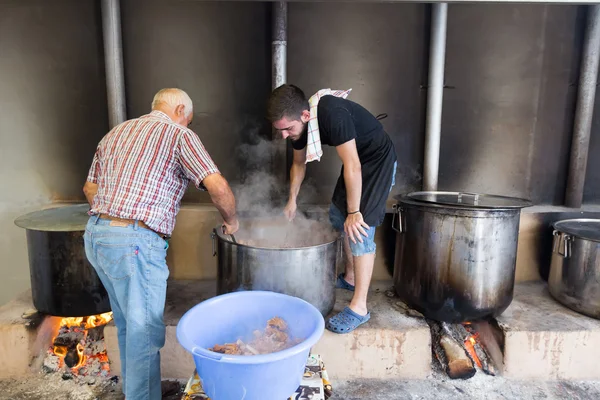 Comida grega tradicional está sendo preparada para a grande festa anual — Fotografia de Stock