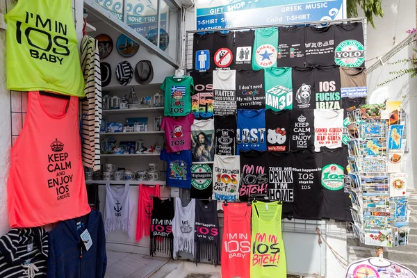Сувенірний магазин в знаменитому середземноморському острові Ios, Греція. — стокове фото