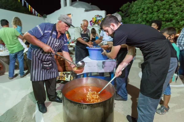 People giving traditional Greek food at the big yearly festival — Stock Photo, Image