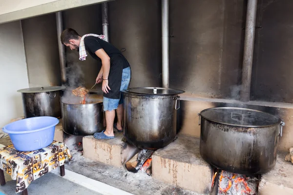 Traditioneel Grieks eten wordt voorbereid voor de grote jaarlijkse fest — Stockfoto