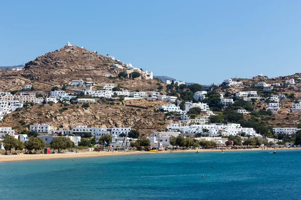 Pueblo clásico con casas blancas en la isla de Ios, Cícladas — Foto de Stock