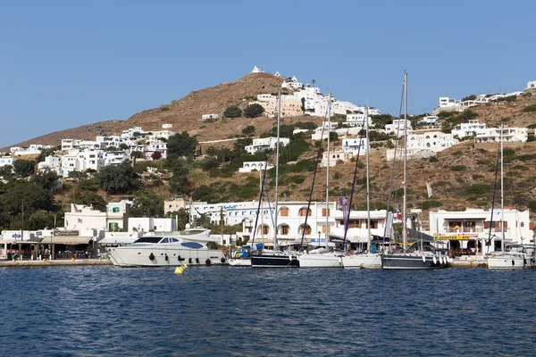 A kikötő és a partján, a görög sziget Ios sziget — Stock Fotó