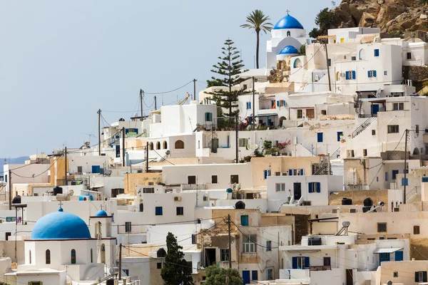 Csodálatos kilátás nyílik a város épületeit, Ios sziget, Görögország — Stock Fotó
