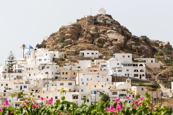 Magnifique vue sur les bâtiments de la ville de l'île d'Ios, Grèce — Photo