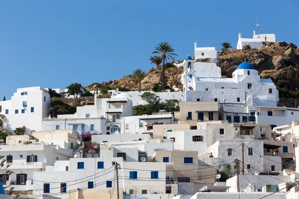 Csodálatos kilátás nyílik a város épületeit, Ios sziget, Görögország — Stock Fotó