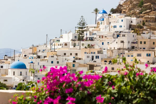 Maravillosa vista de edificios de la ciudad en la isla de Ios, Grecia —  Fotos de Stock