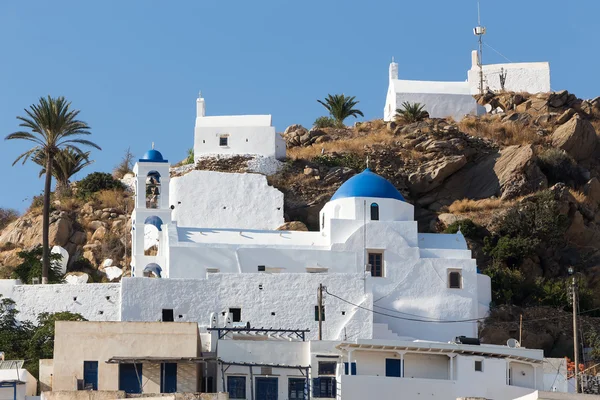 Maravillosa vista de edificios de la ciudad en la isla de Ios, Grecia — Foto de Stock