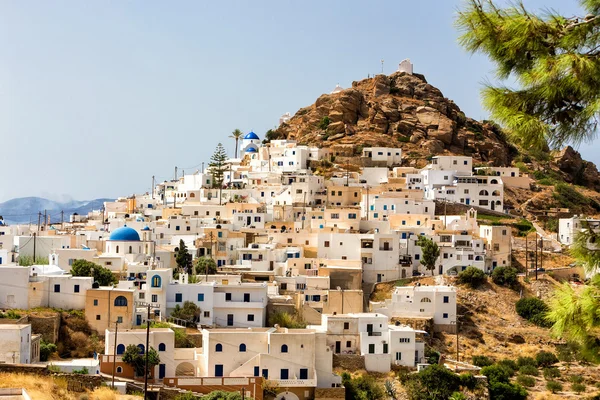 イオス島、ギリシャの都市の建物の素晴らしい景色 — ストック写真