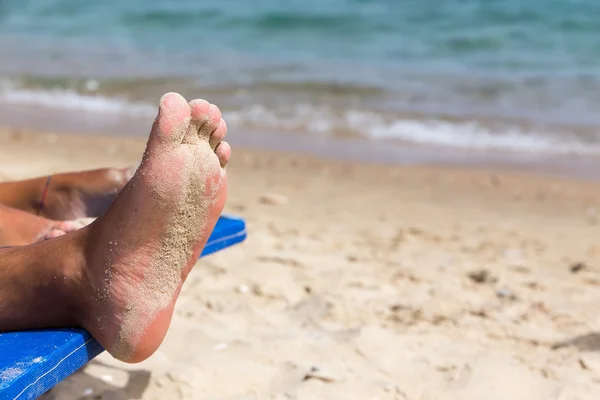 Pies de arena en la playa. Fondo de vacaciones — Foto de Stock