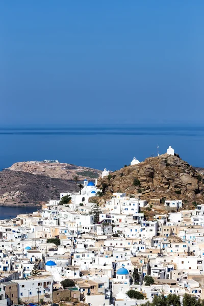 Vue aérienne de la ville de Chora, île d'Ios, Cyclades, Égée, Grèce — Photo