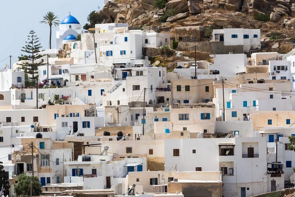 イオス島、ギリシャの都市の建物の素晴らしい景色 — ストック写真