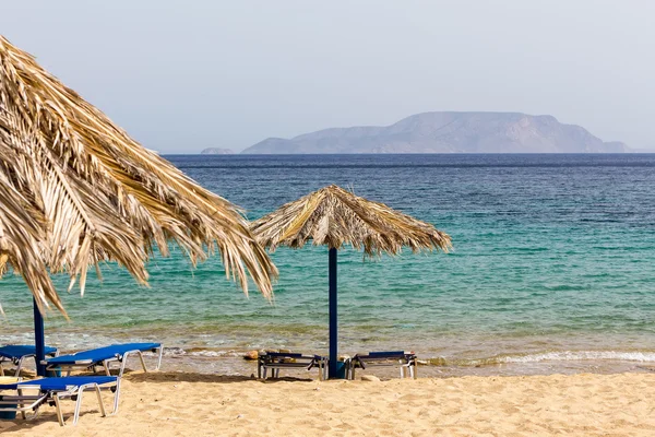 Голубое море, золотой песок, шезлонги и зонтики на пляже. Ios i — стоковое фото