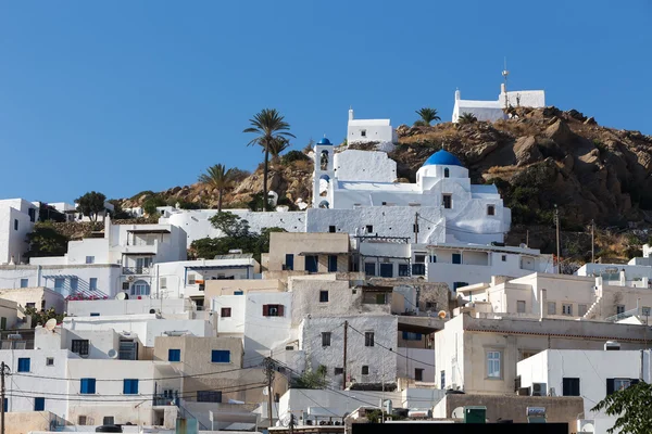 Maravillosa vista de edificios de la ciudad en la isla de Ios, Grecia — Foto de Stock