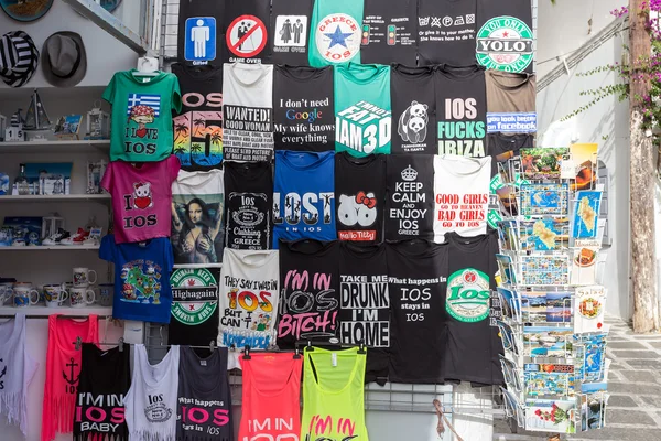 Souvenir shop in the famous mediterranean island Ios, Greece. — Stock Photo, Image