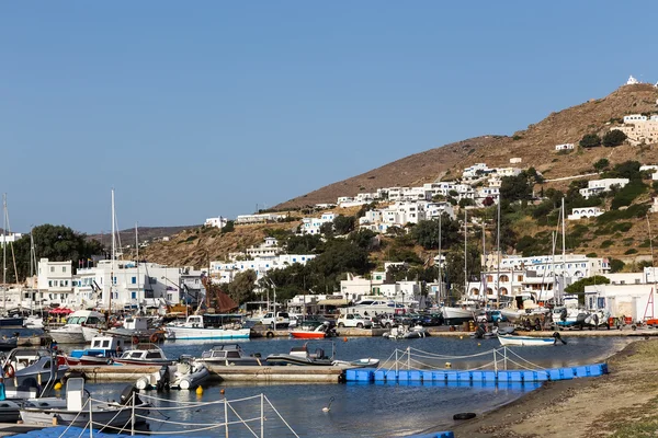 Blick auf den Hafen und die Küste der griechischen Insel Ios — Stockfoto