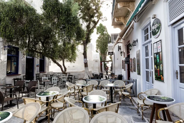 Tables vides dans un café grec sur la rue de la Méditerranée — Photo