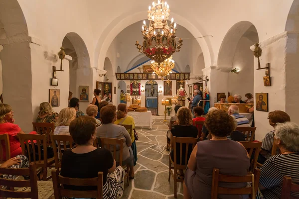 島ギリシャ、Ios のギリシャ正教の教会でミサ。Accoun に — ストック写真