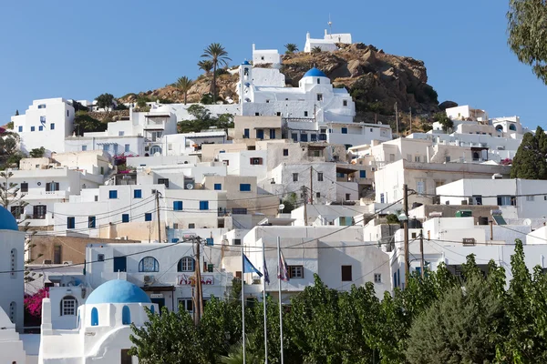 Maravillosa vista de edificios de la ciudad en la isla de Ios, Grecia — Foto de Stock