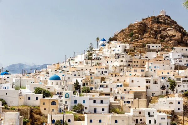 Underbar utsikt över stadens byggnader i Ios Island, Grekland — Stockfoto