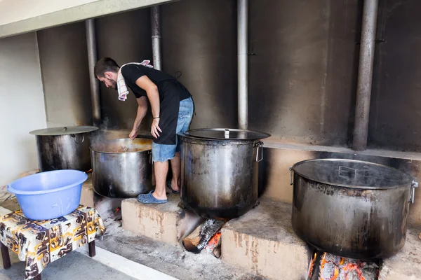 Traditioneel Grieks eten wordt voorbereid voor de grote jaarlijkse fest — Stockfoto