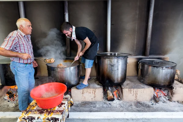 Tradiční řecké jídlo je připravován pro velké roční fest — Stock fotografie