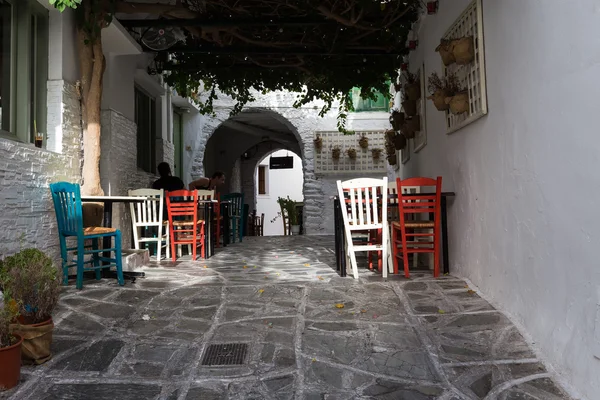 Leere Tische in griechischem Café auf der Straße von mediterranea — Stockfoto