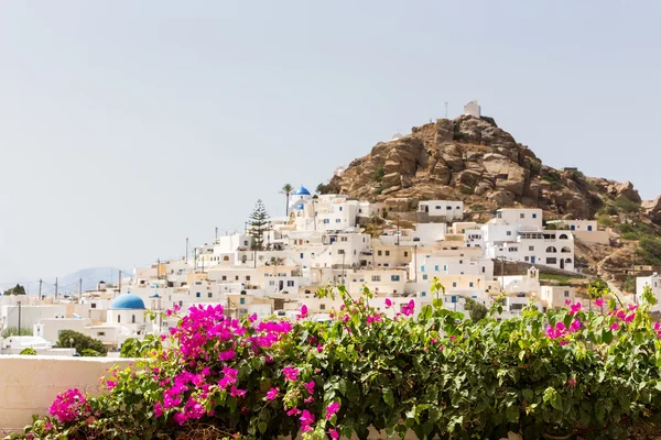 Maravillosa vista de edificios de la ciudad en la isla de Ios, Grecia —  Fotos de Stock