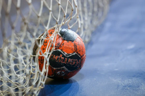 Hände halten einen Ball vor dem griechischen Frauenpokal — Stockfoto