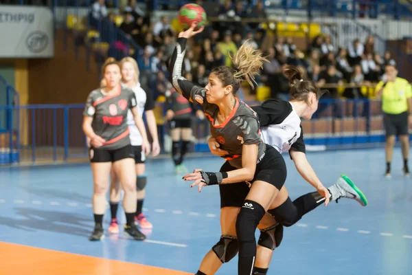 Handballerin im Einsatz beim griechischen Frauen-Pokalfinale — Stockfoto
