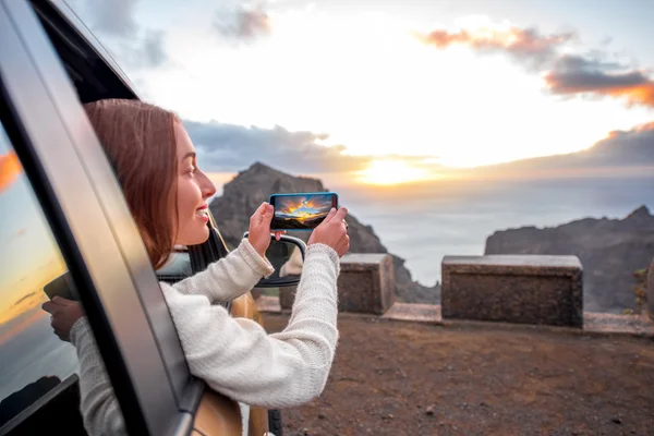 Kvinna som reser med bil på ön La Gomera — Stockfoto